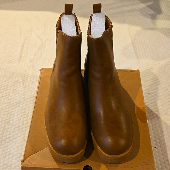 Zby Shoes - WOMENS NIB LUG SOLE PLATFORM ANKLE BOOTS 👢